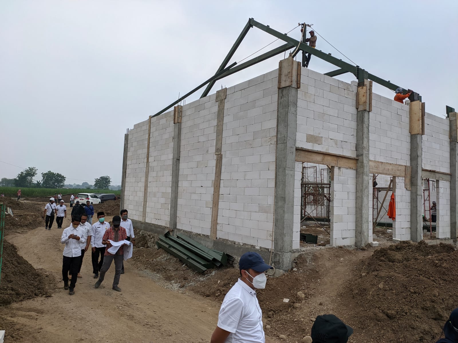 Pembangunan gedung SMPN 2 Puri yang saat ini sedang dikebut oleh pihak kontraktor.SP/Dwi Agus Susanti