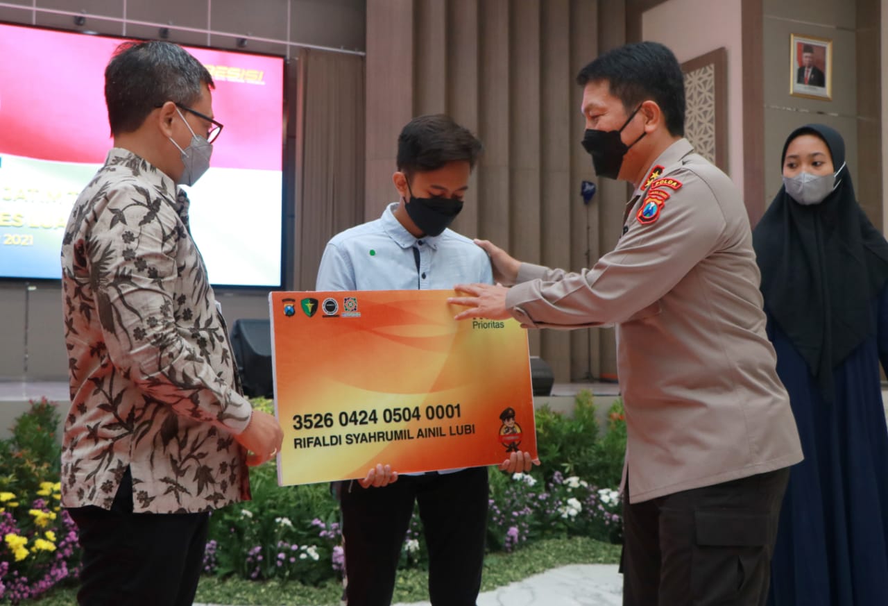 Kapolda Jawa Timur Irjen Pol Nico Afinta memberikan kartu (RSB prioritas pada bagi anak yatim piatu korban covid, di Gedung Mahameru Mapolda Jatim, pada Jumat (8/10/2021). SP/HMS/HERMAN