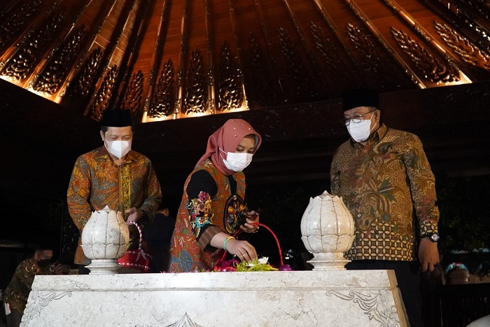 Wali Kota Mojokerto, Ika Puspitasari saat takziah ke makam Bung Karno.SP/Dwy AS 