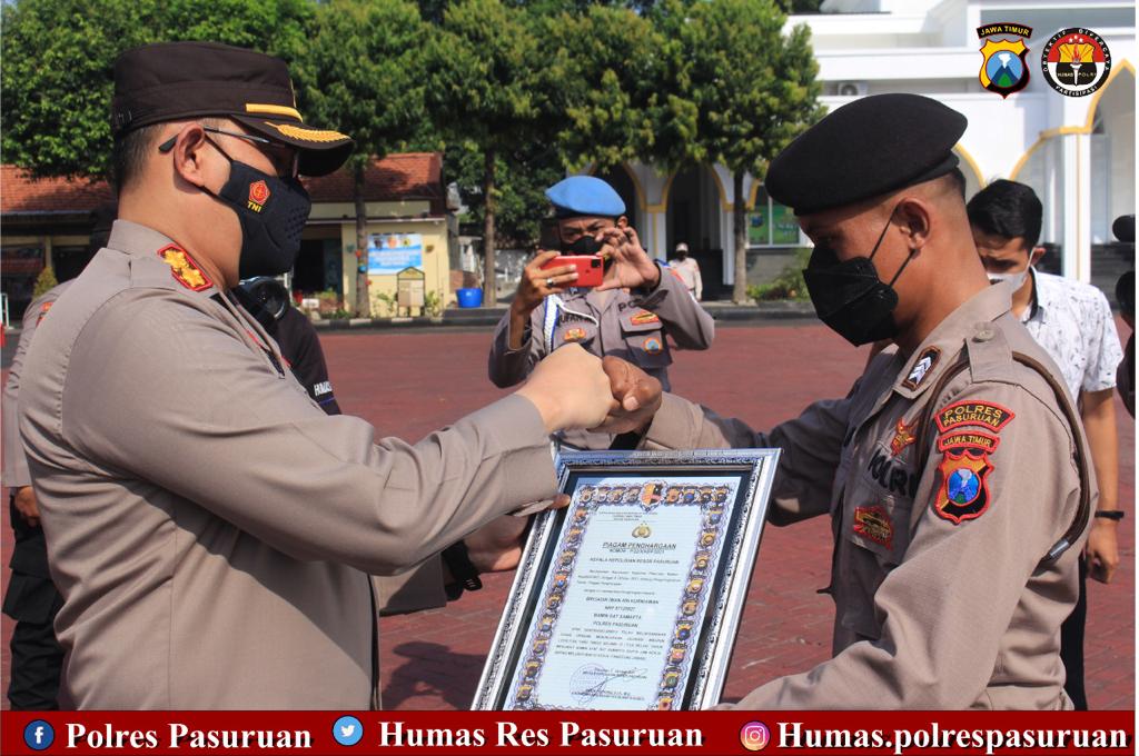 Apel pemberian penghargaan kepada anggota yg berprestasi ini digelar di Lapangan Sarja Arya Racana, Polres Pasuruan, Senin (11/10/2021). SP/HMS/HERMAN