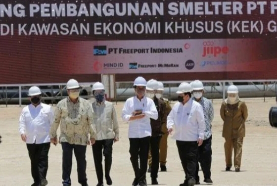 Presiden Joko Widodo saat meresmikan proyek pabrik smelter di kawasan ekonomi khusus, JIIPE, Manyar, Gresik.SP/GRS