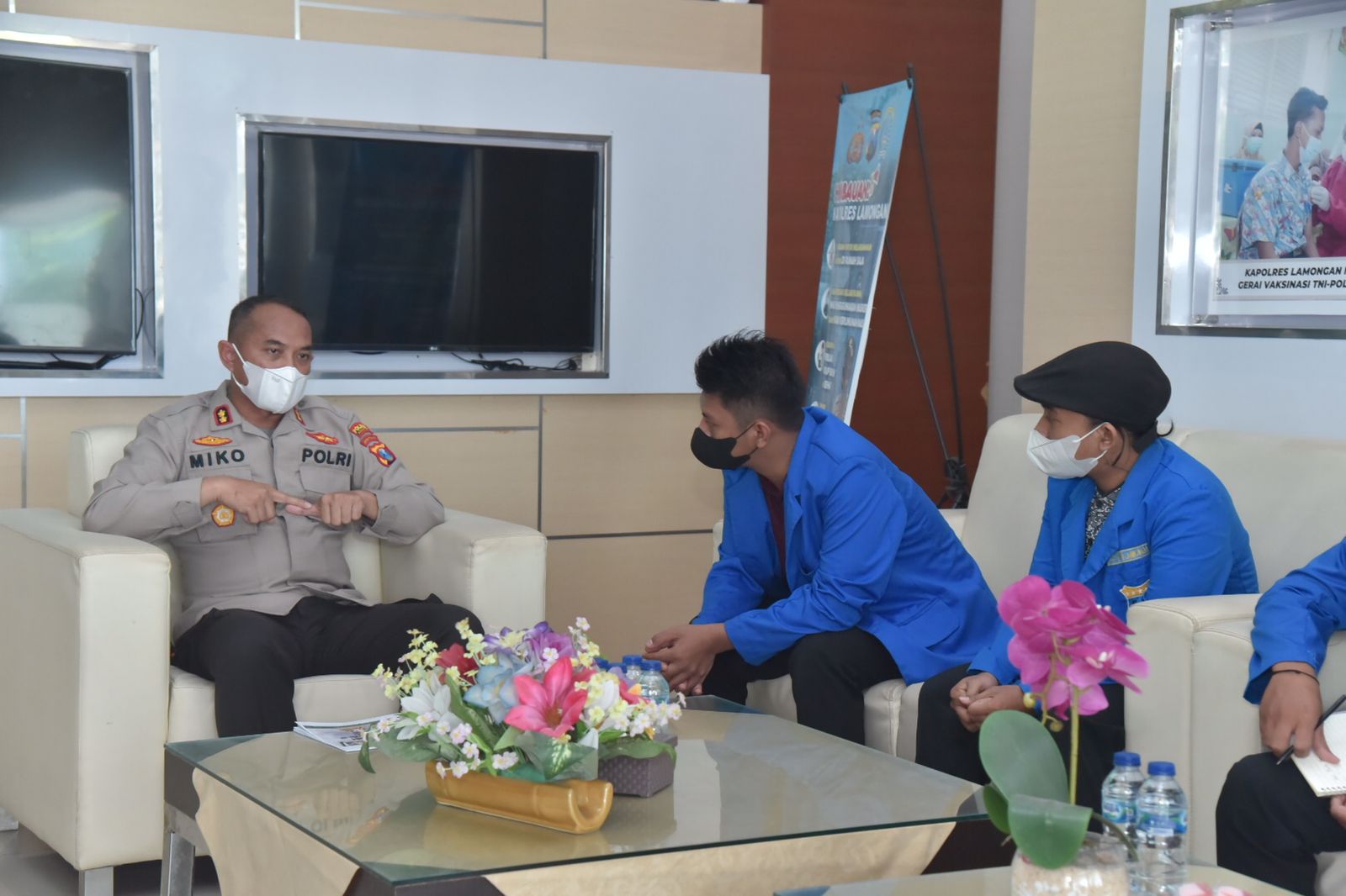 Audiensi Kapolres Lamongan AKBP Miko Indrayana, S.I.K., dengan PMII di lobby Mapolres Lamongan bahas penanganan pelanggaran protokol kesehatan dalam kegiatan vaksinasi di alun-alun Kabupaten Lamongan, Selasa (12/10). SP/HMS/HERMAN