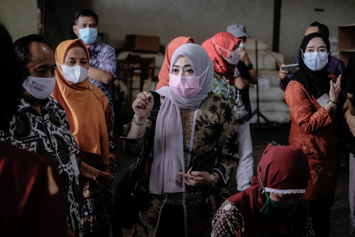 Kepala Diskopukmperindag Kota Mojokerto, Ani Wijaya saat memimpin kunjungan ke KIHT Kabupaten Kudus. SP/Dwi AS