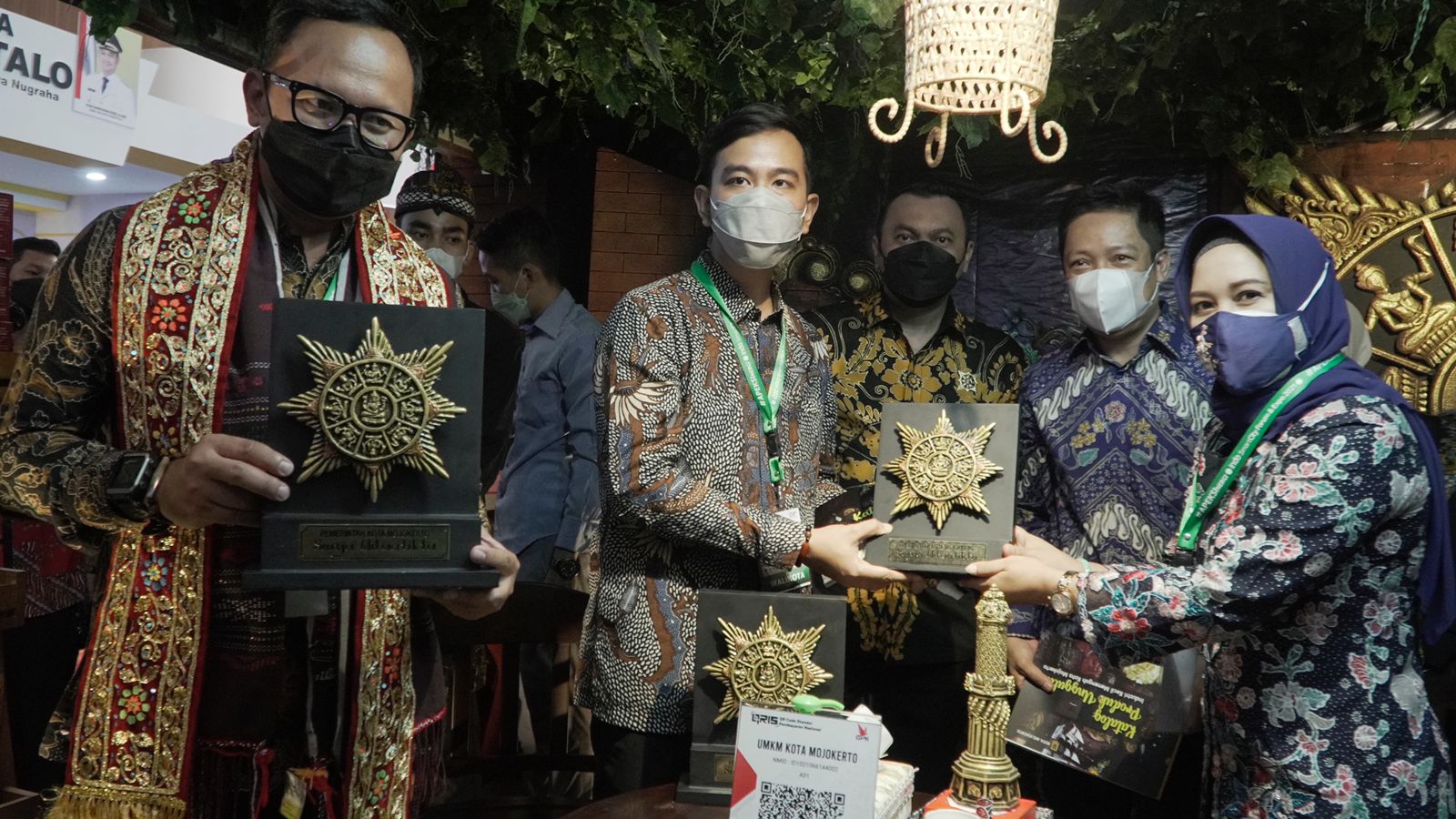 Ketua Dewan Pengurus Apeksi, Bima Arya Sugiarto dan Wali Kota Solo, Gibran Rakabuming Raka saat berkunjung ke stand pameran milik Pemkot Mojokerto. SP/Dwi AS