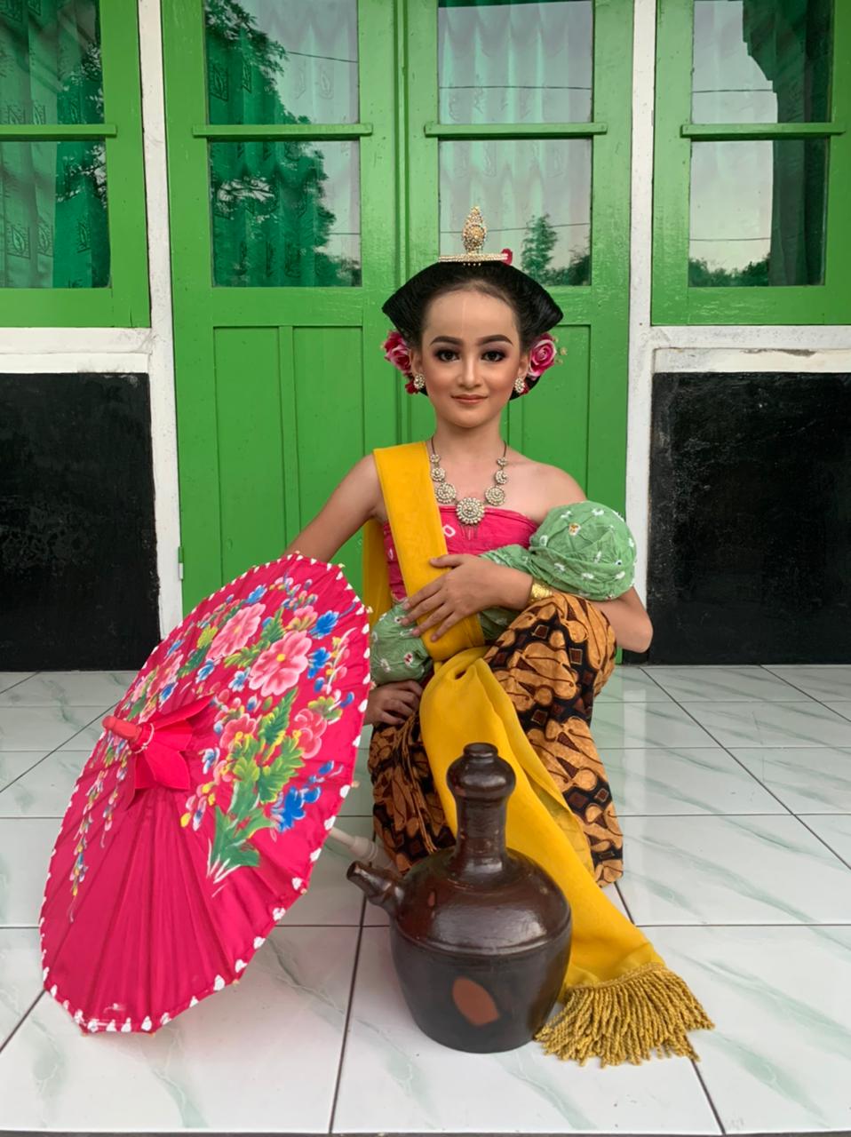 Adek Kalisa berpose setelah selasai menari di Sidoarjo, Jawa Timur. Adek Kalisa memperoleh Juara 1 kategori anak. 