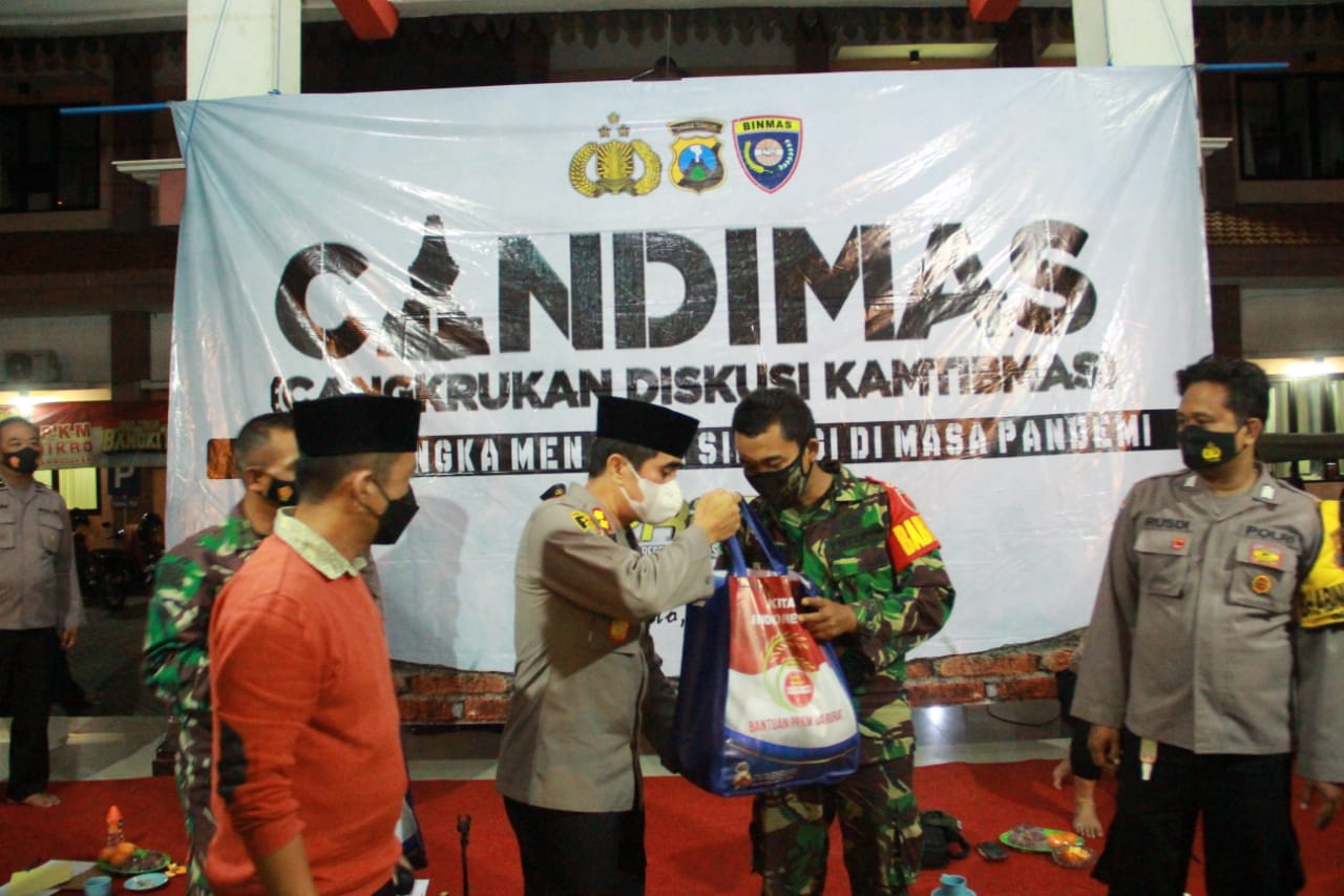 Cangkruan Diskusi Kamtibmas bareng Tokoh Lintas Agama, Tokoh Masyarakat, Kades Se Kecamatan, Ketua perguruan Silat dan Forkopimka Gedeg di Balai Kecamatan Gedeg Mojokerto. Rabu (13/10/21) Malam Kamis.SP/HMS/HERMAN
