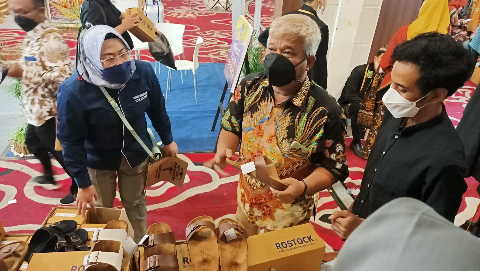 Wakil Ketua DPRD Kota Mojokerto, Sonny Basoeki Rahardjo saat berkunjung ke stand pameran Kota Mojokerto.SP/Dwi AS
