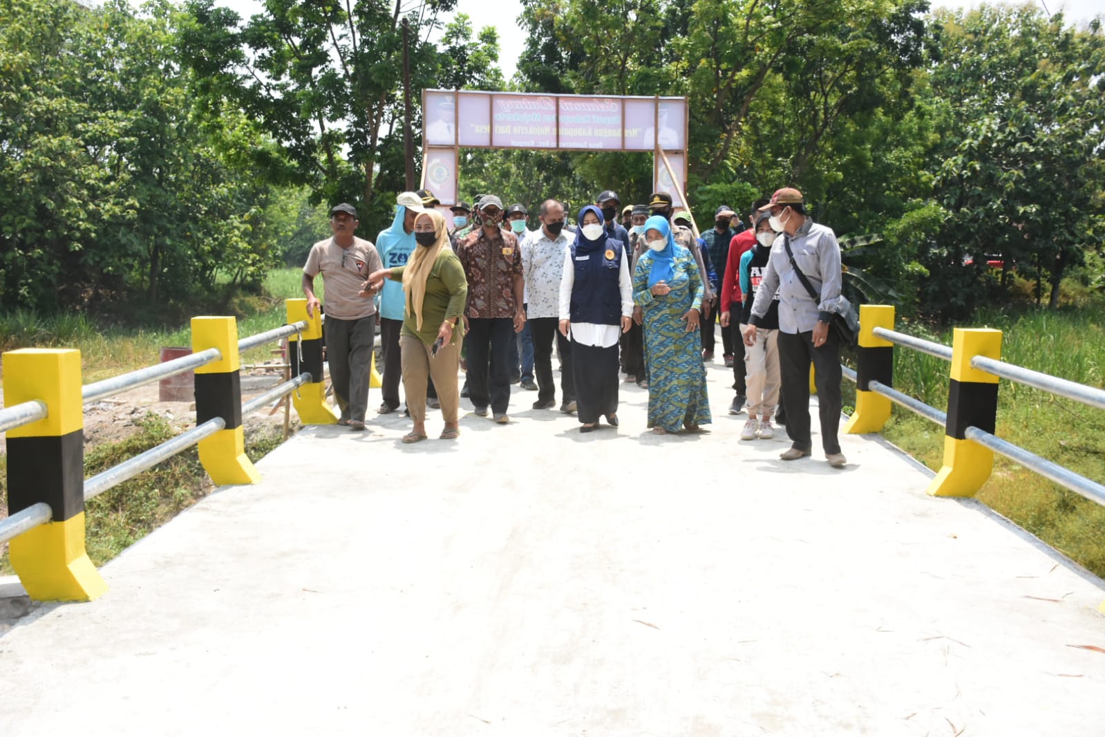 Bupati Mojokerto saat meninjau proyek pembangunan jembatan Desa Sumberwono dan jalan cor Desa Candiwatu. SP/Dwy AS