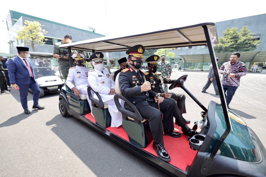 Satu mobil sapa warga yang antri vaksin di halaman Kodam V/Brawijaya demi terciptanya herd immunity, usai kegiatan upacara HUT TNI tanggal 05 Oktober 2021 lalu. SP/HER