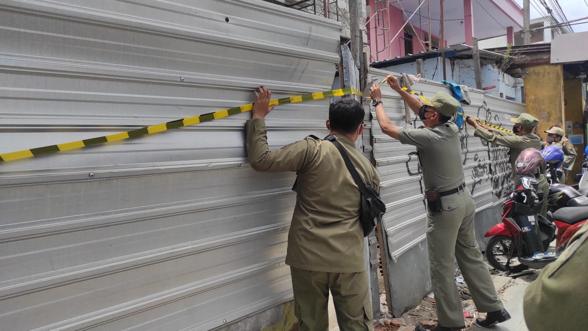 Satuan Polisi Pamong Praja (Satpol PP) Kota Mojokerto menyegel satu proyek bangunan di Jalan Mojopahit, Nomor 26 yang tak memiliki Izin Mendirikan Bangunan (IMB), Senin (18/10).SP/Dwy AS