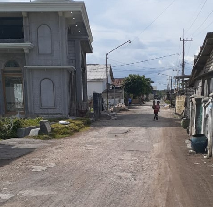 Jalan menuju pelabuhan Kertasada Kecamatan Kalianget Kab. Sumenep.  Ainur Rahman/ SP)