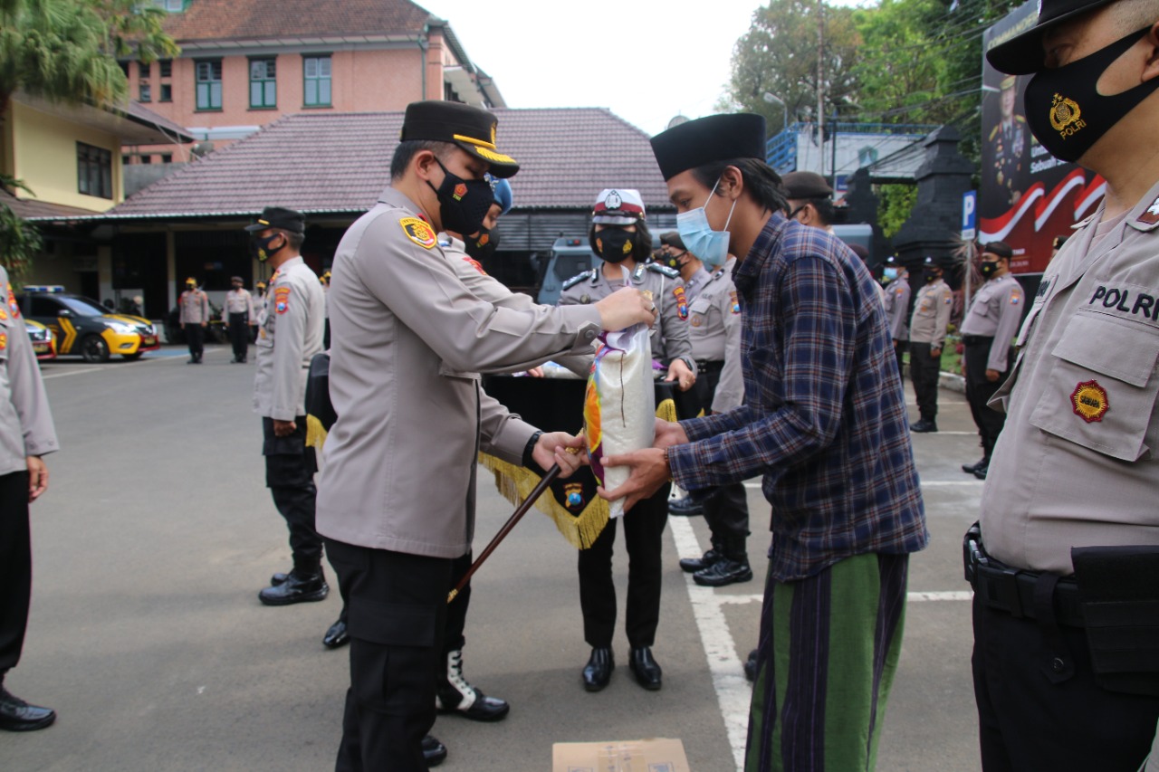 Hari Santri Nasional 2021 Polresta Malang Kota membagikan paket bantuan sembako dan beras. SP/HMS/HERMAN