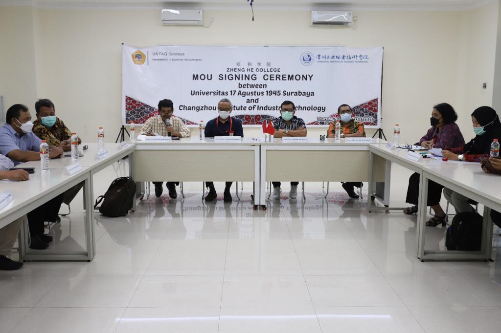 Rektor Untag, Prof. Dr. Mulyanto Nugroho, M.M., CMA., CPA., menandatangani Memorandum of Understanding dengan Changzhou Institute of Industry Technology, Tiongkok pada Kamis (21/10/2021).SP/MBI