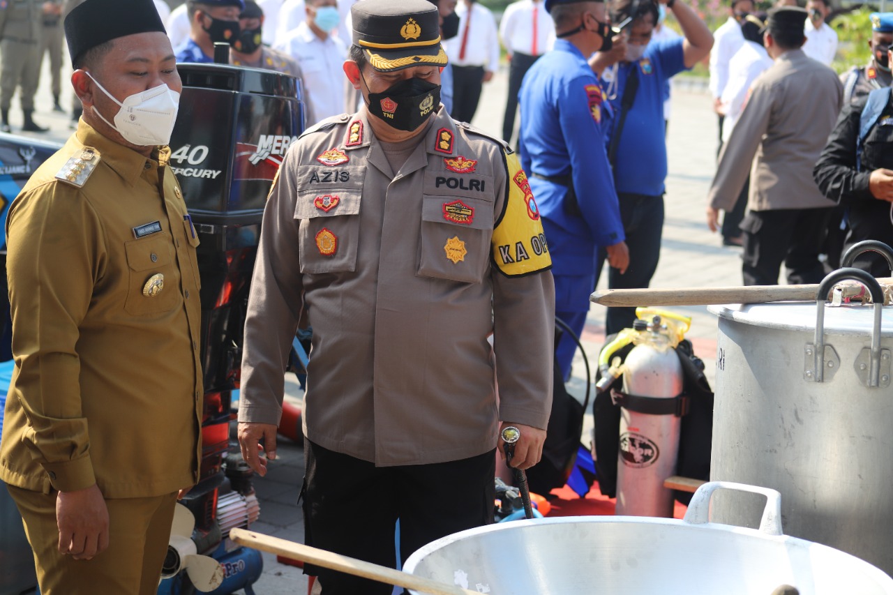 Bupati Gresik Fandi Akhmad Yani didampingi Kapolres AKBP Mochamad Nur Aziz melihat peralatan dapur umum usai menggelar apel pasukan pencegahan dan kesiapsiagaan bencana.SP/GRS