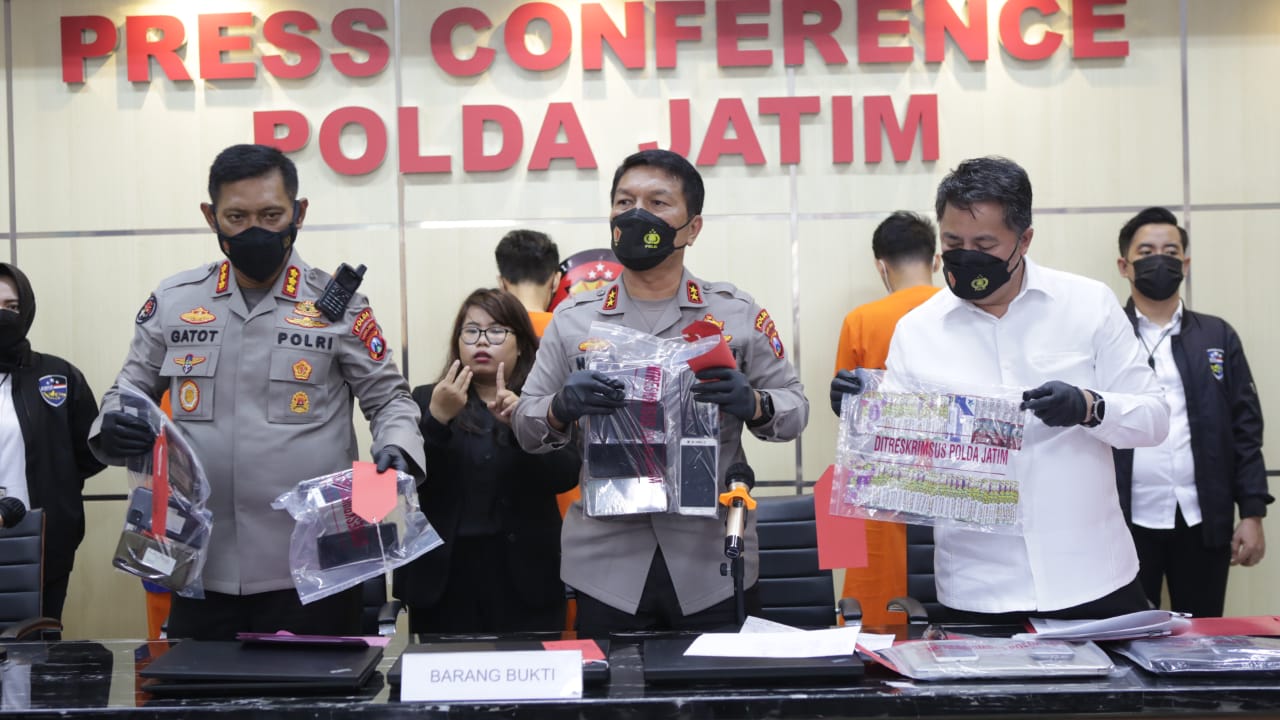 Konferensi pers ungkap kasus Pinjaman Online (Pinjol)di Mapolda Jatim, Senin (25/10/2021).SP/HERMAN