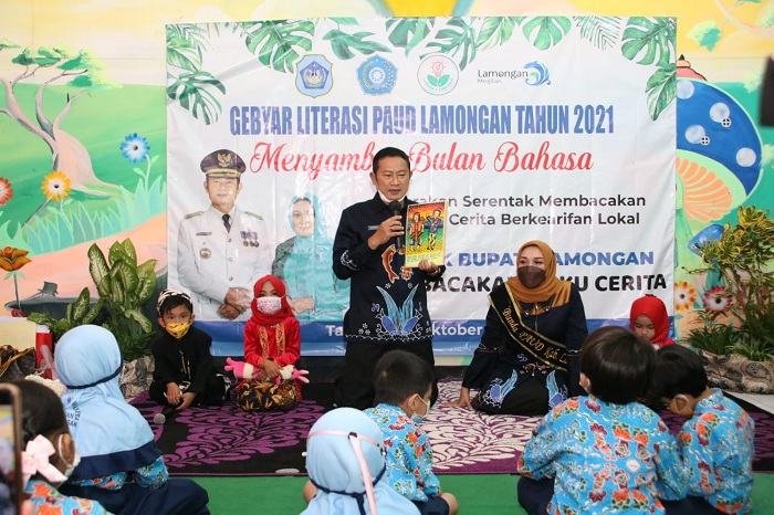 Bupati bersama istri saat mendongeng sejarah Lamongan kepada siswa TK.SP/MUHAJIRIN 