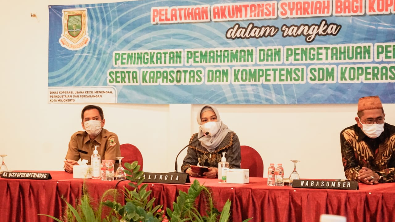 Wali Kota Mojokerto, Ika Puspitasari saat membuka pelatihan akuntansi syariah bagi koperasi di Rumah Makan Jimbaran, Bypass Mojokerto, Selasa (26/10) pagi. SP/Dwy AS