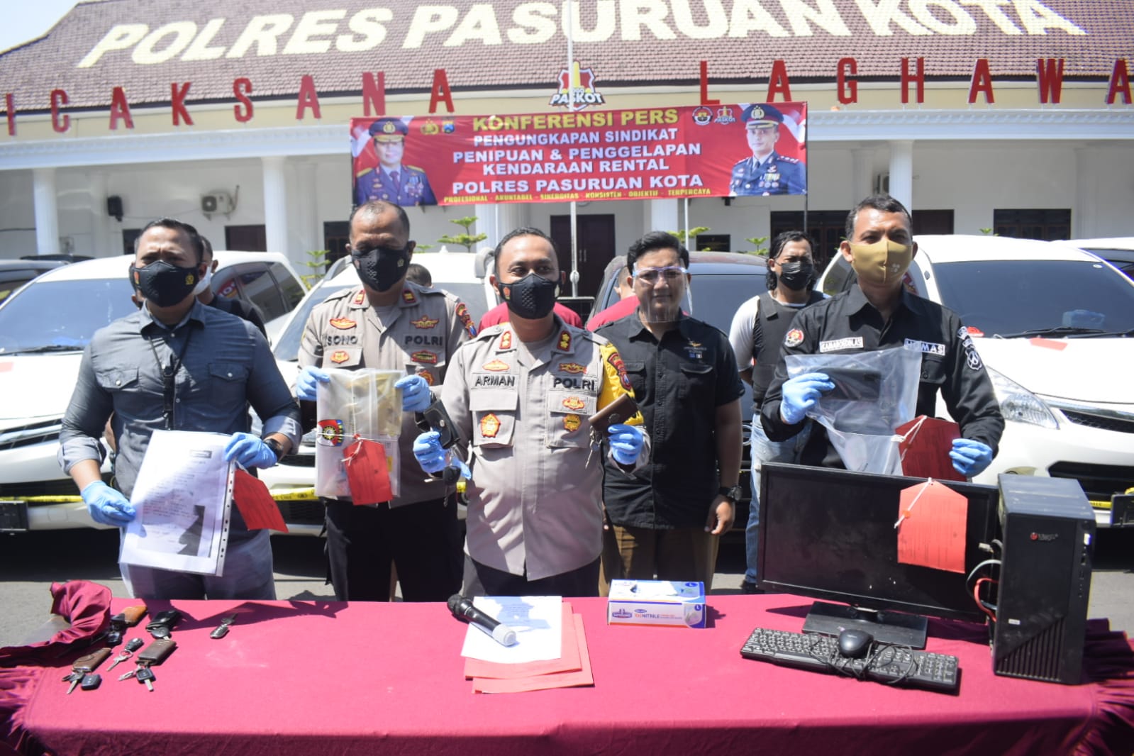  Konferensi Pers hasil pengungkapan Sindikat Penipuan dan Atau Penggelapan Kendaraan Rental, Selasa (26/10) siang. SP/HMS/HERMAN
