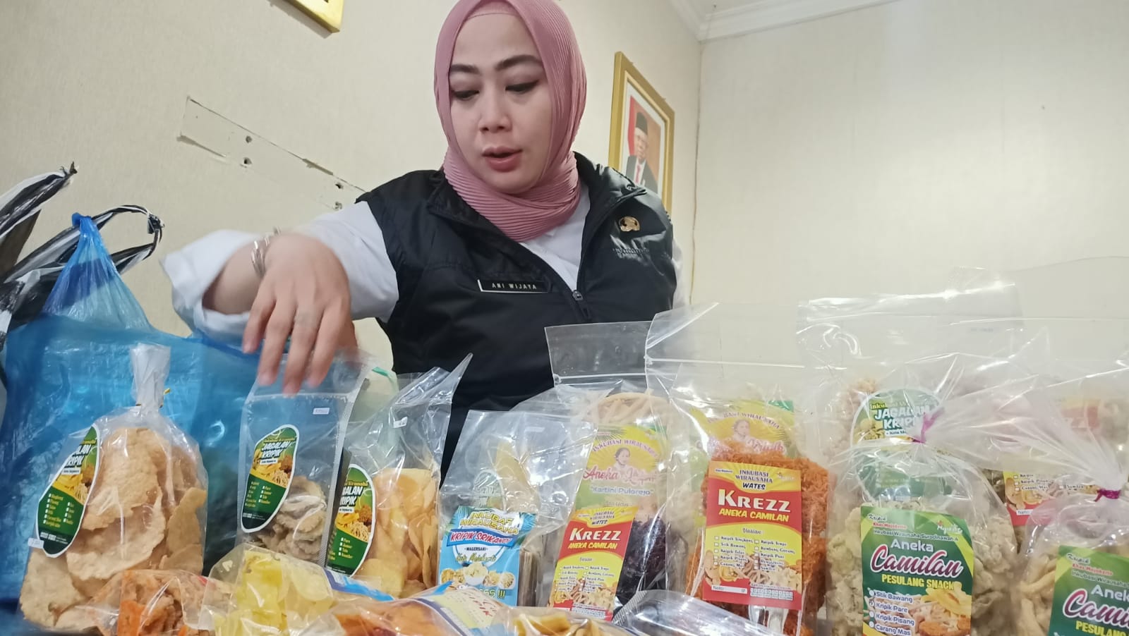 Kepala Dinas Koperasi, Usaha Kecil Menengah, Perindustrian dan Perdagangan (Diskopukmperindag) Kota Mojokerto, Ani Wijaya saat memamerkan produk makanan camilan hasil pelatihan inkubasi wirausaha.SP/Dwy Agus Susanti