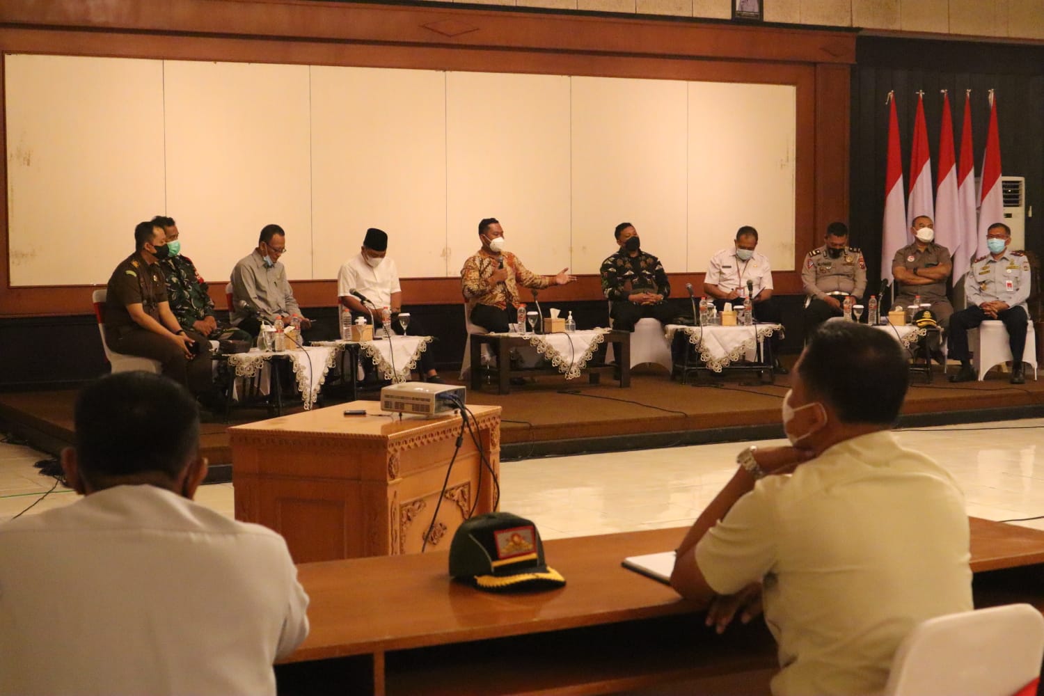 Bupati Gus Yani bersama anggota Forkopimda dan sejumlah unsur lainnya ketika mengikuti rapat rencana penerapan pembayaran parkir non tunai di Kantor Bupati Gresik, Rabu (27/10).SP/GRS