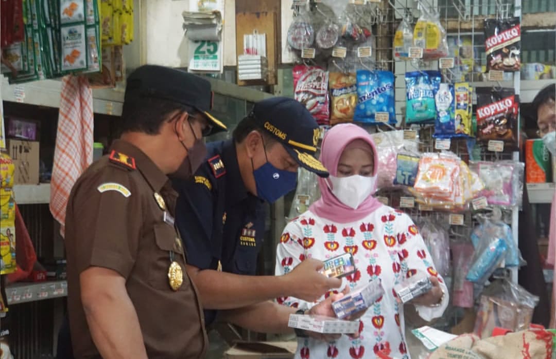 Wali Kota Mojokerto, Ika Puspitasari saat sidak rokok ilegal di pasar tanjung anyar Kota Mojokerto. SP/Dwy Agus Susanti