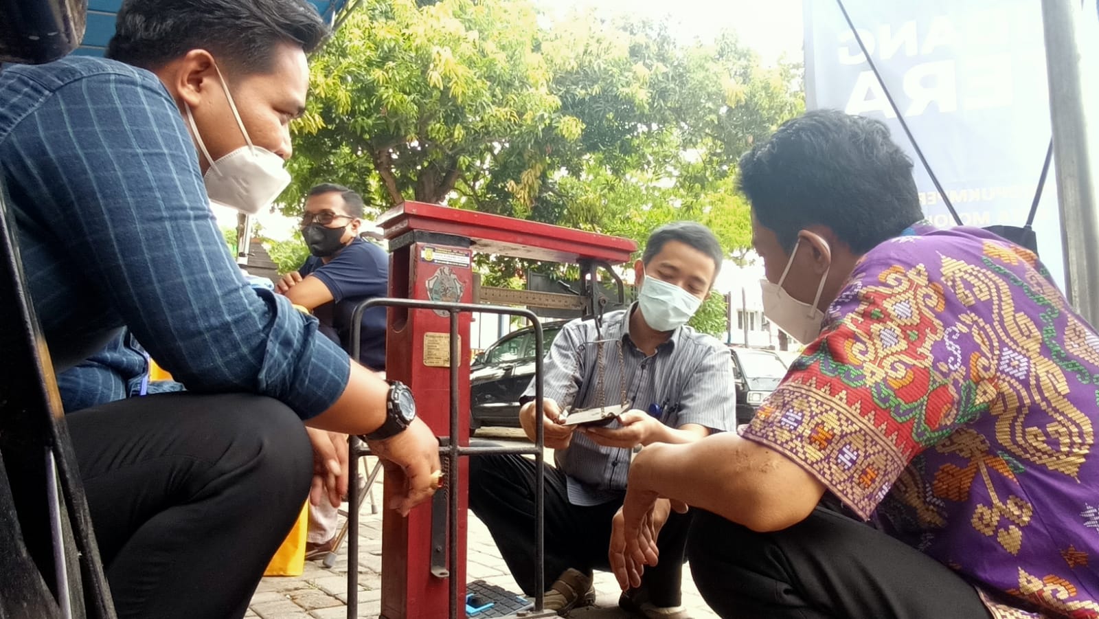 Petugas tera saat melakukan tera timbanga emas dan ekspedisi di halaman Kantor Kecamatan Prajurit Kulon, Kota Mojokerto.SP/Dwi AS