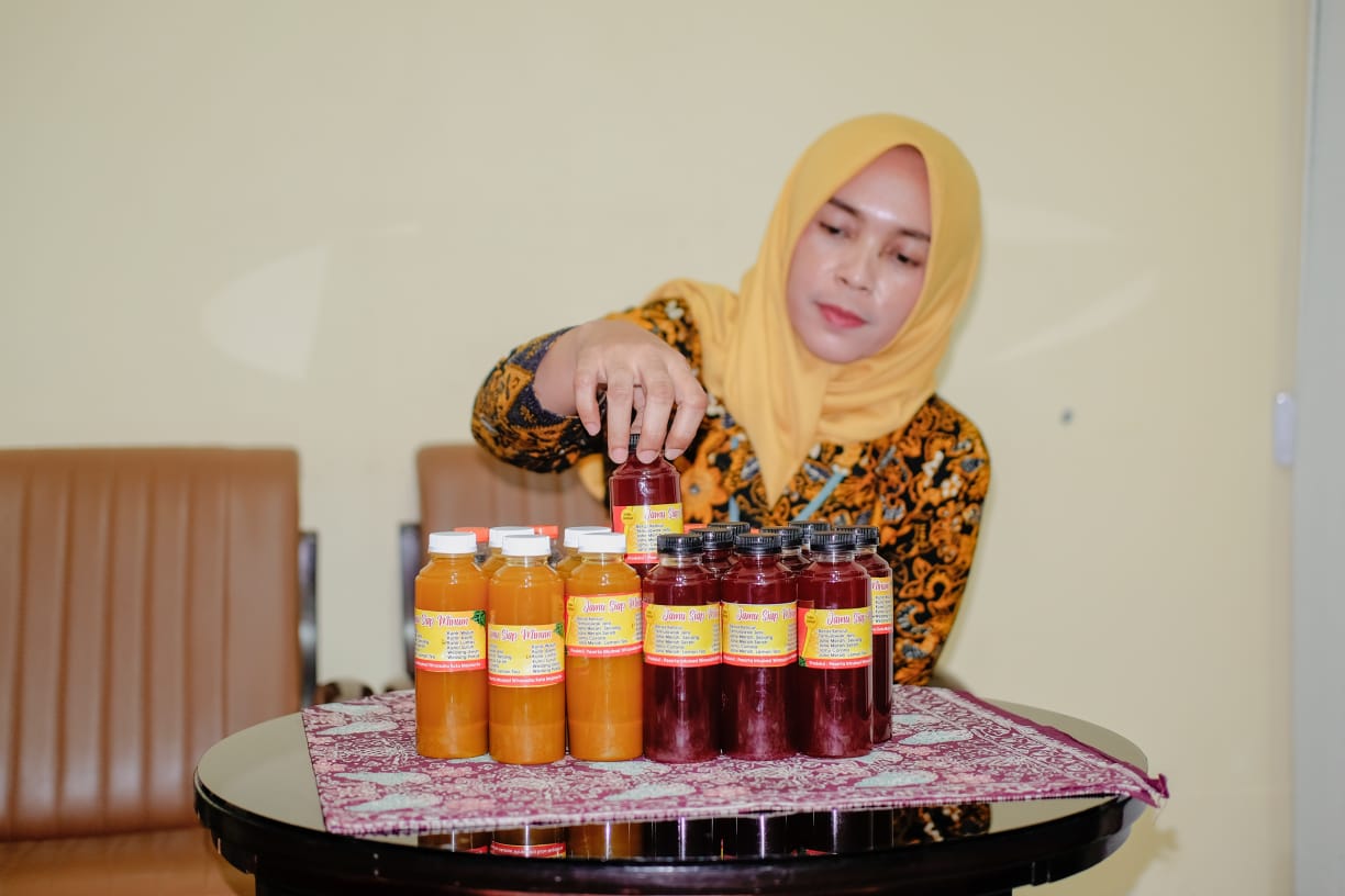 Kepala Bidang Perindustrian Dinas Koperasi, Usaha Kecil Menengah, Perindustrian dan Perdagangan (Diskopukmperindag) Kota Mojokerto, Fibriyanti saat melakukan kurasi produk jamu tradisional.SP/Dwy Agus S