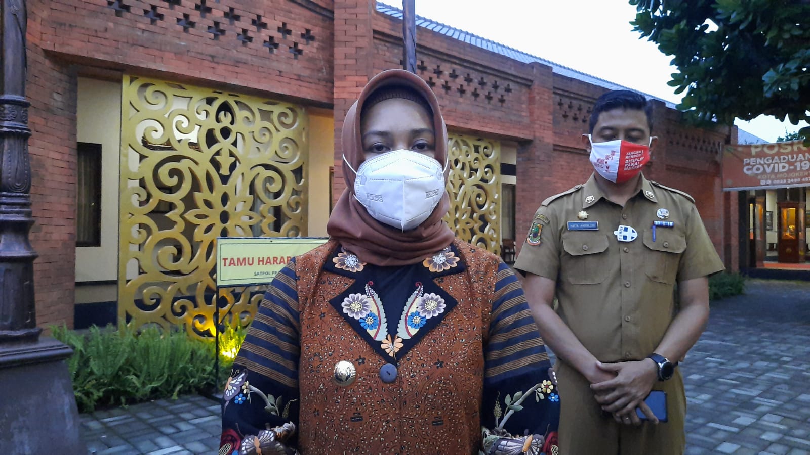 Wali Kota Mojokerto Ika Puspitasari saat memberi keterangan terkait rencana penambahan jam sekolah. SP/Dwy AS