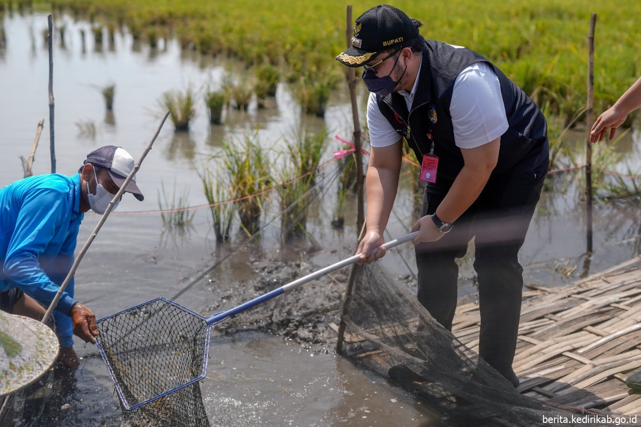 Mas Bup Ditho saat berbincang dengan petani di Kabupaten Kediri