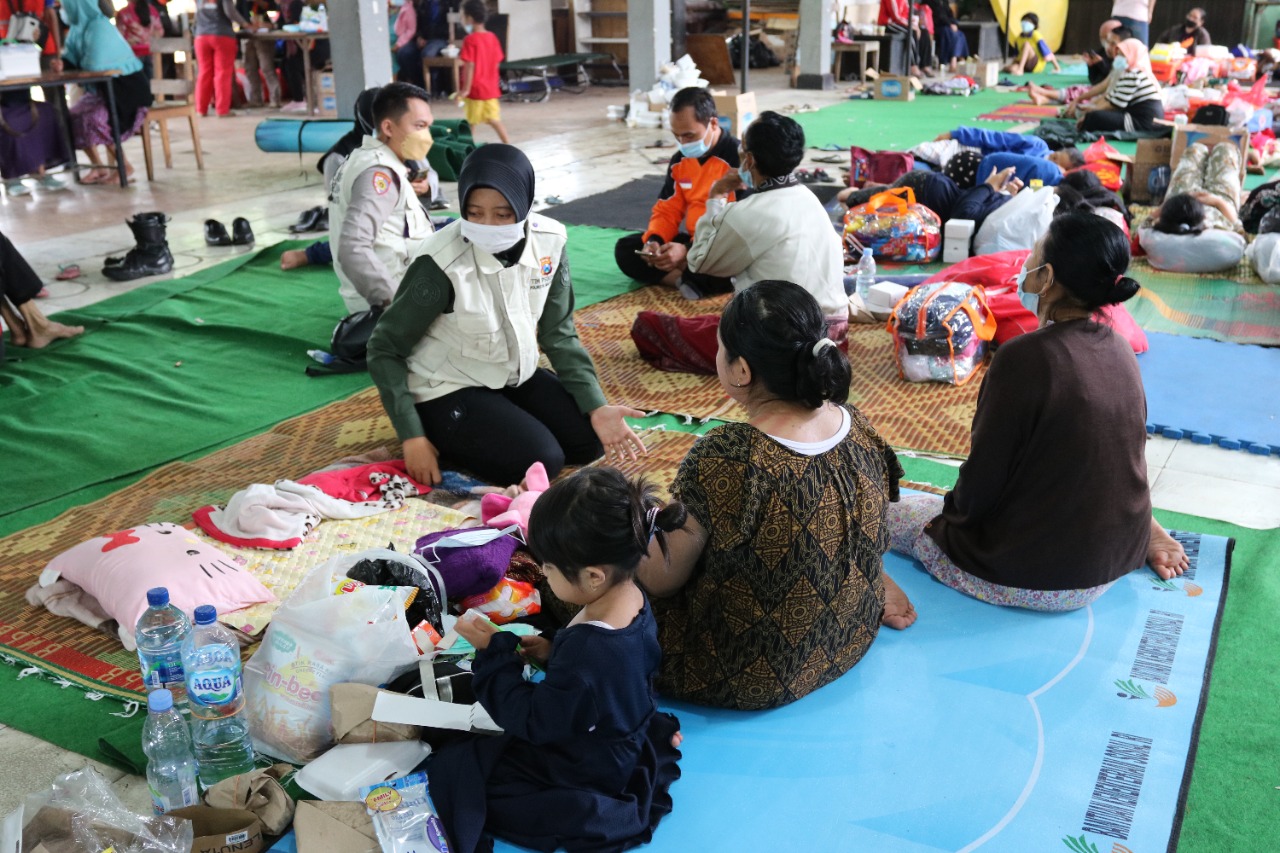 Tim Trauma Healing Polresta Malang Kota diterjunkan di tempat pengungsian untuk membantu para korban pengungsi. SP/HR