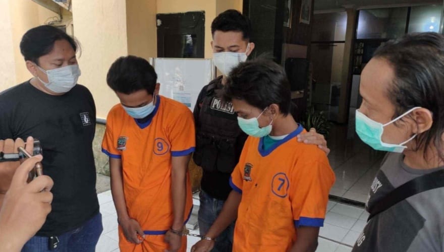 Dua pelaku jambret handphone yang berhasil ditangkap setelah jatuh tersungkur akibat merampas dengan pakasa korbannya. SP/YU