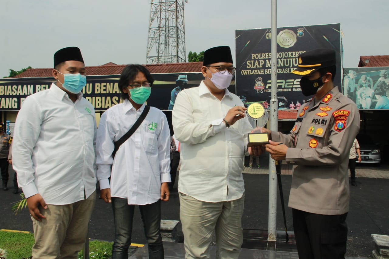 Kapolresta Mojokerto AKBP Rofiq Ripto Himawan, menerima penghargaan dari Forkom Jurnalis Nahdliyin (FJN), Senin (8/11). SP/Dwy AS