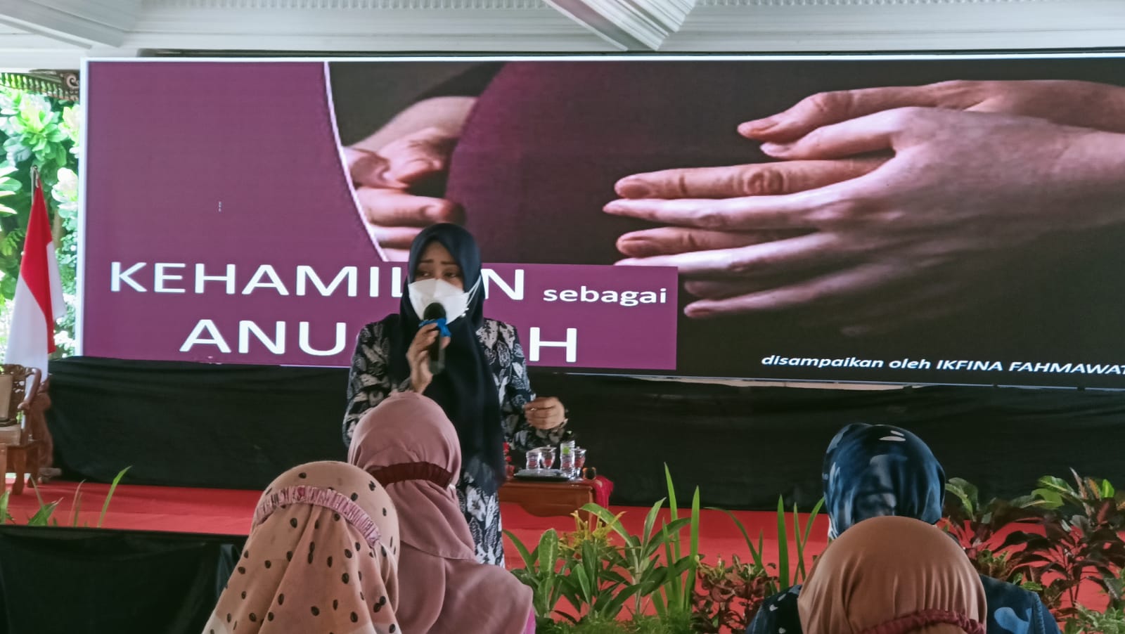 Bupati Mojokerto, Dokter Ikfina Fahmawati saat memberikan materi acara talkshow dan senam hamil ceria dalam rangka HKN ke-57, di Pendopo Pemkab Mojokerto, Selasa (9/11/2021) pagi.SP/Dwy AS