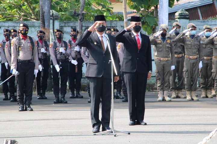 Bupati sebagai irup dan tetap menjaga jarak dan menerapkan protokol kesehatan dalam upacara hari pahlawan. SP/MUHAJIRIN KASRUN 