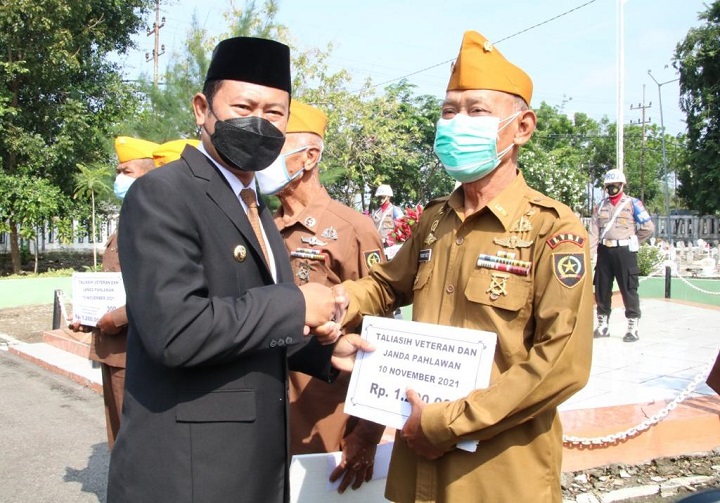 Perwakilan pejuang di Lamongan menerima tali asih dari bupati. SP/MUHAJIRIN KASRUN