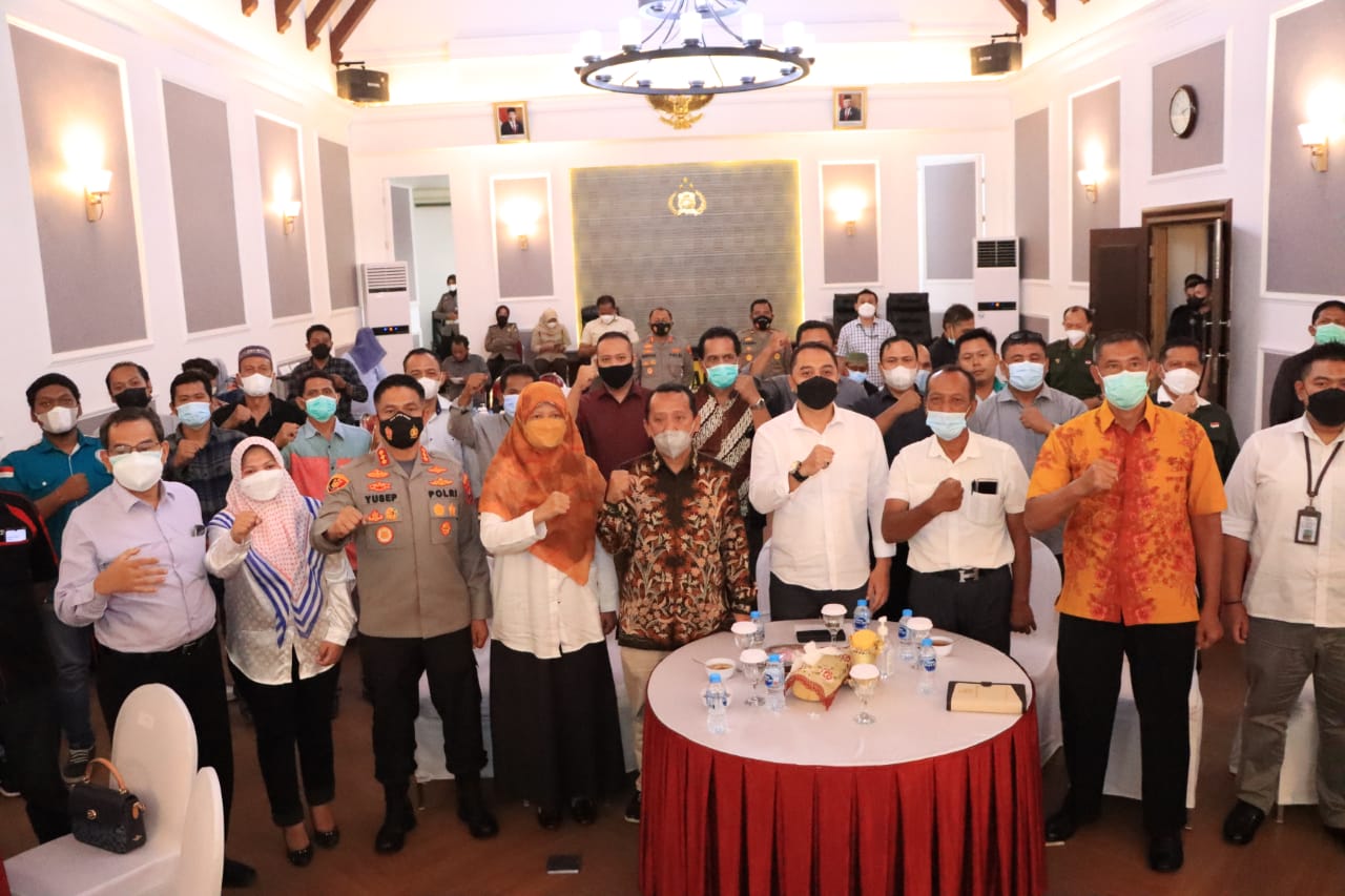 Polrestabes Surabaya menggelar Ngobrol Bareng dan Tukar Pikiran (Ngopi) bersama Forum Komunikasi Pimpinan Daerah (Forkopimda) Kota Surabaya, SP/SB dan Apindo dalam rangka persiapan jelang penetapan upah minimum tahun 2022 di Ruang Rapat M. Yasin Polrestab