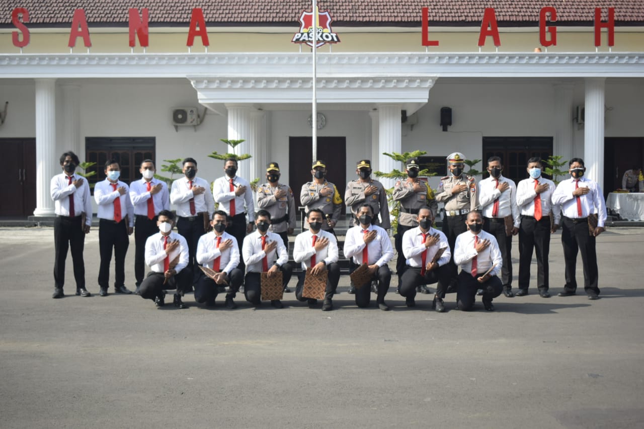 22 anggota mendapat reward melalui upacara di halaman Gedung Wicaksana Laghawa Polres Pasuruan Kota, Rabu (10/11/2021). SP/HR