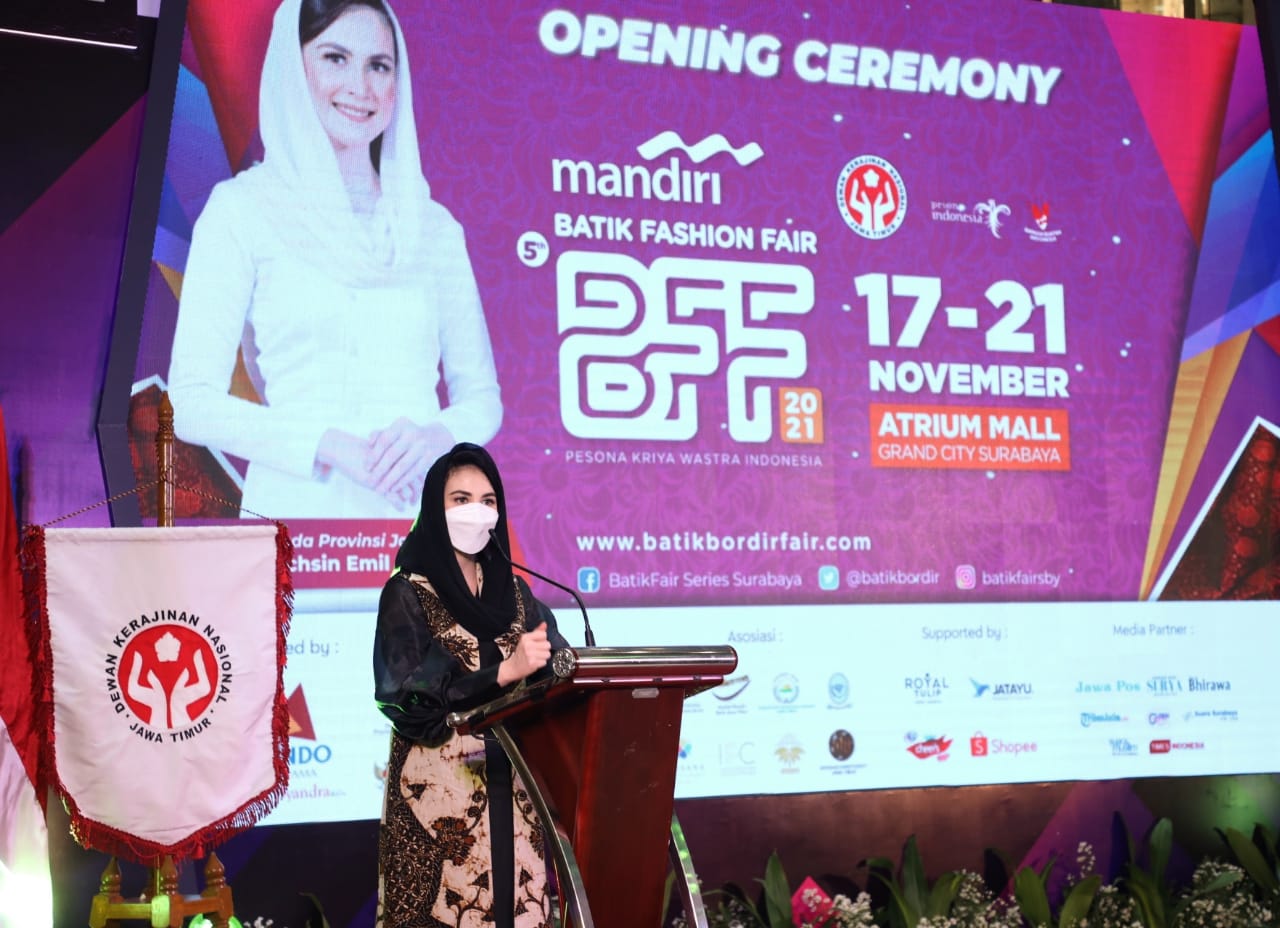 Ketua Dekranasda Jatim Arumi Bachsin membuka 5th Batik Fashion Fair (BFF) 2021 di Atrium Mall Grand City Surabaya, Rabu (17/11/2021). SP/ARF