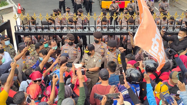 Aksi para buruh yang tergabung dalam FSPMI Jatim di Gedung Grahadi, Senin (22/11/2021). SP/ Bayu