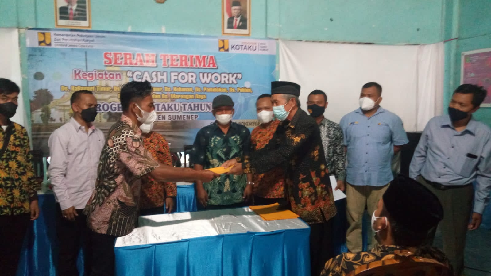 Penandatanganan berita acara  serah terima kegiatan 'Cash For Work" CFW Tahun Anggaran 2021 yang dilaksanakan di tujuh desa di Kabupaten Sumenep. SP/AR