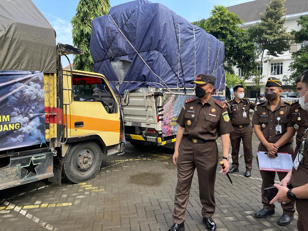 Pelepasan bantuan di Gedung Kejati Jatim Jalan Ahmad Yani, Surabaya, Kamis (9/12/2021). SP/BD