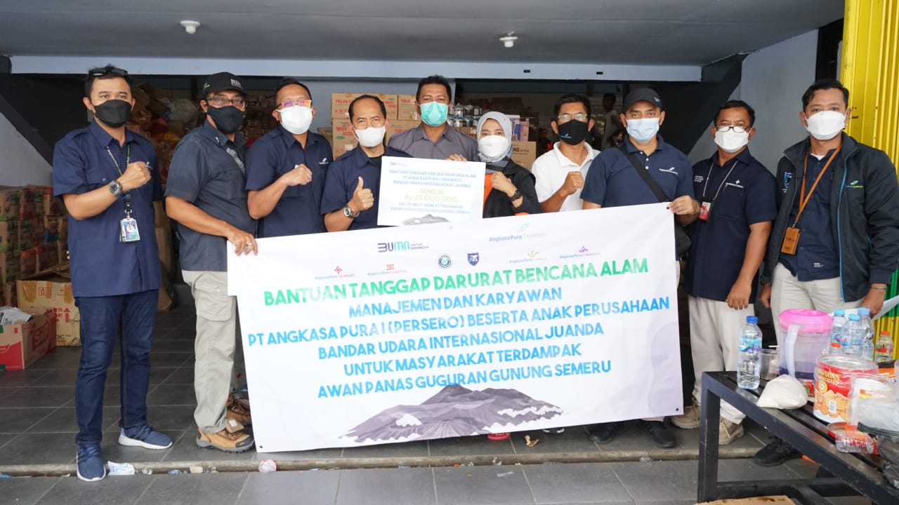Manajemen Bandar Udara Internasional Juanda berkolaborasi dengan seluruh anak perusahaan dan serikat pegawai menyalurkan barang-barang kepada korban bencana erupsi Gunung Semeru di Surabaya, Jawa Timur, Kamis (9/11/2021). SP/Patrik