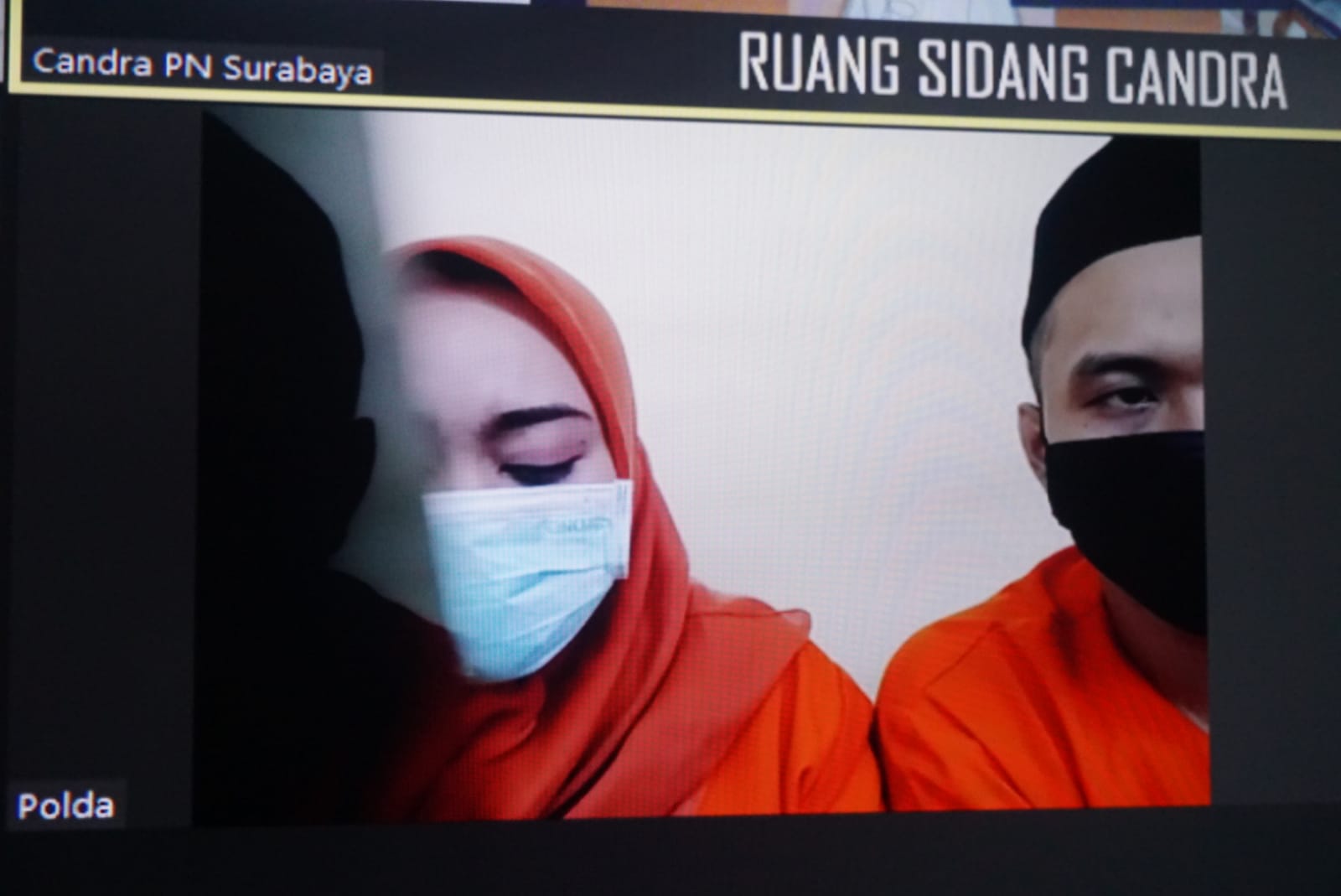 Bernadya Anisah Krismaningtyas dan M. Yunus Efendi mendengarkan jaksa membacakan tunututan dalam sidang di PN Surabaya kemarin. SP/BD