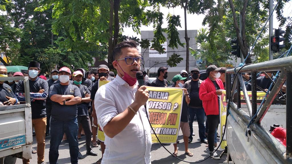 GEMAMATA (Gerakan Masyarakat Anti Mafia Tanah) menggelar aksi di Pengadilan Negeri Surabaya, Selasa (14/12/2021).SP/BD