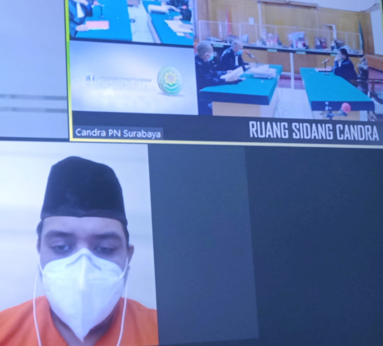 Terdakwa Yogi Agung Prima Wardana mendengarkan tuntutan jaksa di ruang Candra PN Surabaya, secara online, Rabu (15/12/2021).SP/BD