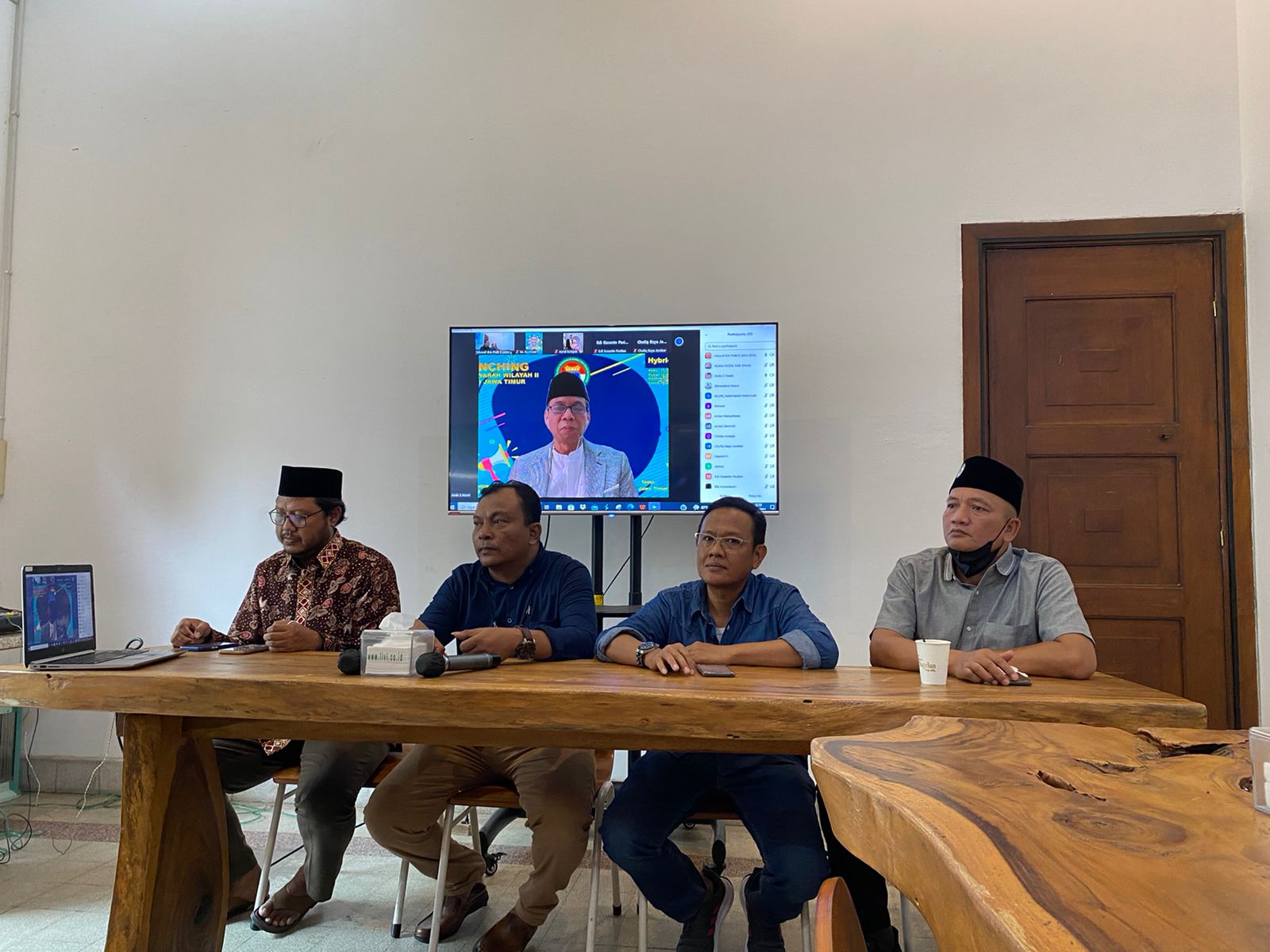 Ketua IKA PMII Jatim Amin Said Husni (di televisi) saat lauching Muswil Jatim bersama Panitia, Rabu (15/12/2021).