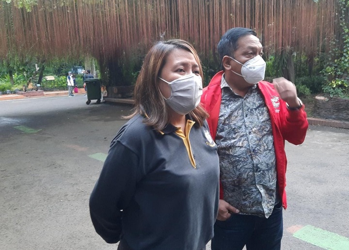 Anas Karno bersama Rika saat menjelaskan kebenaran kematian Gajah bernama Dumbo, kemarin.