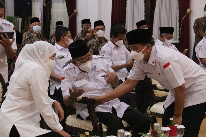 Rasiyo bersama mantan Gubernur Jatim Imam Utomo dan Gubernur Jatim saat ini Khofifah Indar Parawansa