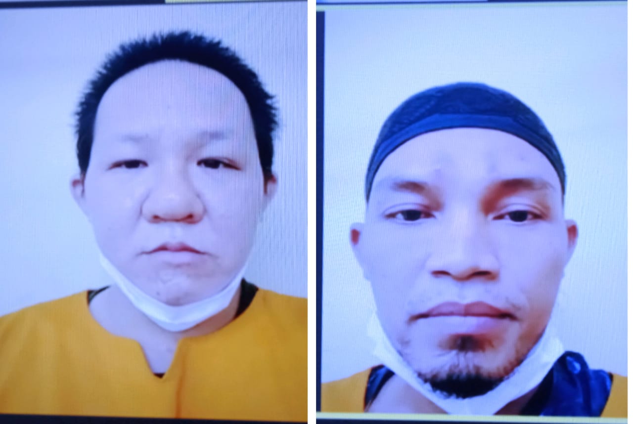 Terdakwa Djoni bin Lie Win Fie (kiri), dan terdakwa Subhan bin Sahladi , saat diperiksa sebagai terdakwa, di ruang Candra PN Surabaya, secara online.Kamis (23/12/2021).SP/BUDI