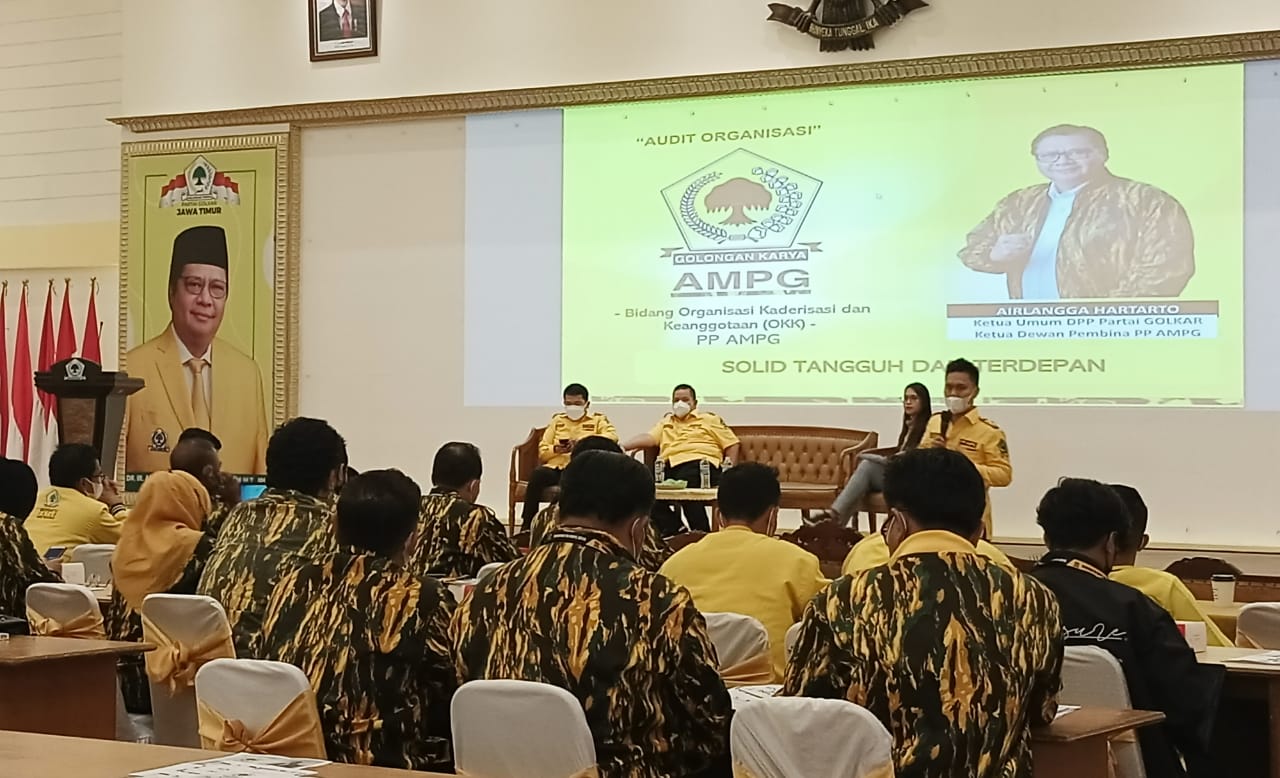 Pengukuhan pengurus AMPG Jatim periode 2022-2027 di kantor DPD Golkar Jatim jalan A Yani pada Kamis (13/1/2022).
